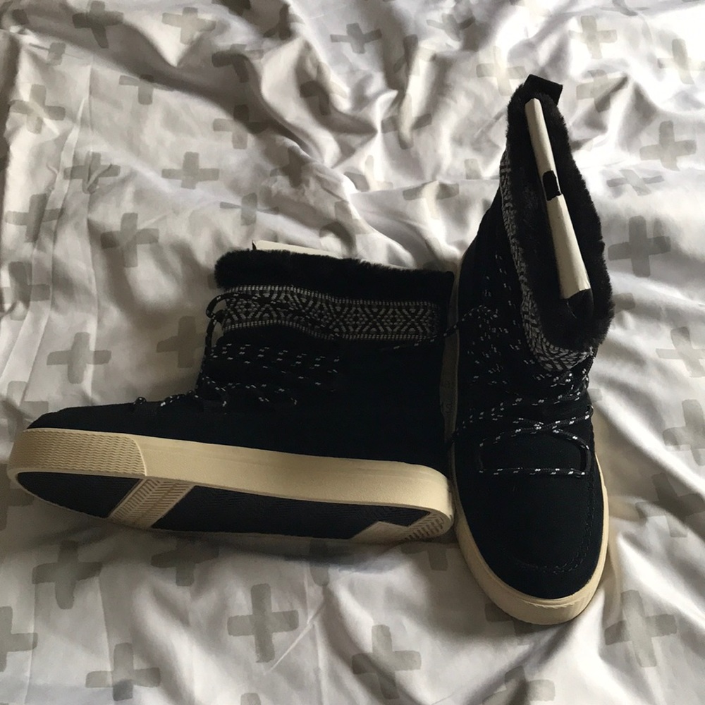 Toms women’s alpine boot new with box NEVER WORN